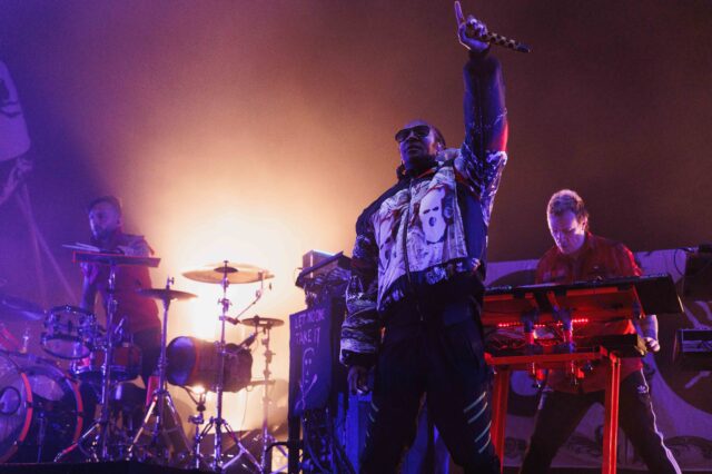 Επικοί Prodigy σάρωσαν το Release με τον Keith Flint να χορεύει στις οθόνες