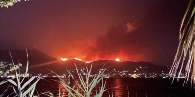 Πύρινος εφιάλτης στην Κέρκυρα – Συγκλονιστικές εικόνες