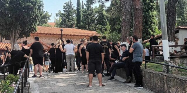 Χαλκιδική: Σε κλίμα οδύνης η κηδεία της 16χρονης