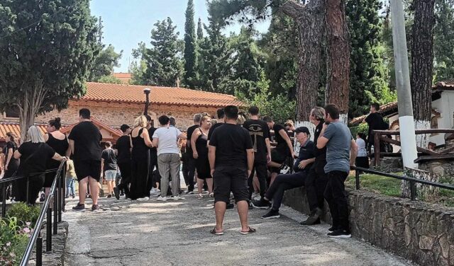 Χαλκιδική: Σε κλίμα οδύνης η κηδεία της 16χρονης