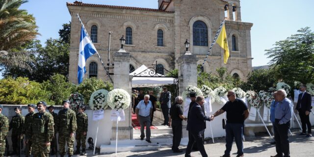 Συντριβή Canadair: Συγκίνηση στο “τελευταίο αντίο” στον ήρωα Χρήστο Μουλά