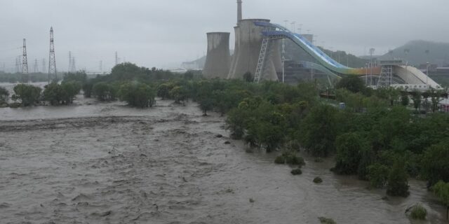 Τρομακτικό βίντεο από τις πλημμύρες στην Κίνα: Η διάσωση άνδρα από αναποδογυρισμένο αυτοκίνητο