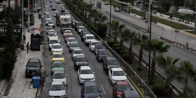 Κίνηση στους δρόμους: Φωτιά σε όχημα στον Άλιμο, χάος στη Λ. Ποσειδώνος – LIVE ΧΑΡΤΗΣ