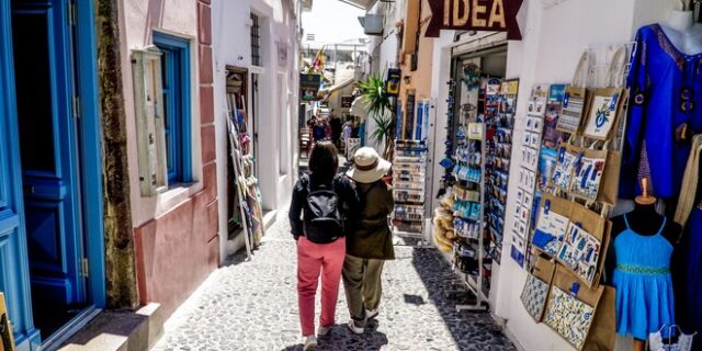 Αύξηση αφίξεων τουριστών τον Αύγουστο – Ποια νησιά είχαν μείωση