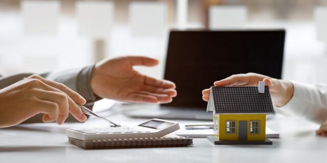Intrum: Βγάζει σε “φέτες” πακέτο κόκκινων δανείων 5 δις ευρώ