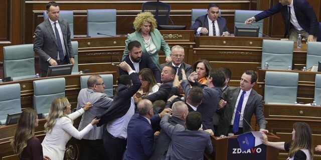 Βίντεο: Σε “ρινγκ” μετατράπηκε η Βουλή του Κοσόβου