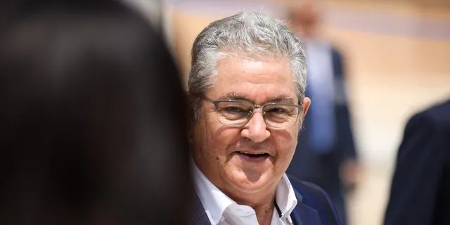 Πρωτοχρονιάτικα κάλαντα στον Δημήτρη Κουτσούμπα από την χορωδία της ΚΝΕ