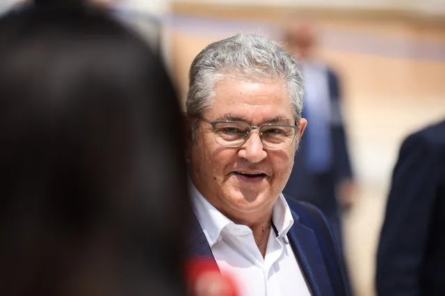 Πρωτοχρονιάτικα κάλαντα στον Δημήτρη Κουτσούμπα από την χορωδία της ΚΝΕ