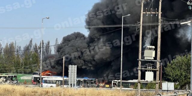 Λάρισα: Φωτιά στον κόμβο Πλατυκάμπου – Κάηκαν λεωφορεία, έκλεισε η Εθνική Οδός