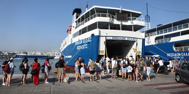 Η έξοδος των αδειούχων – Φωτογραφικά καρέ από το λιμάνι του Πειραιά