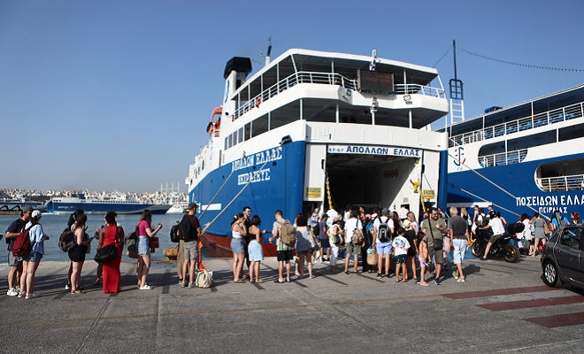 Η έξοδος των αδειούχων – Φωτογραφικά καρέ από το λιμάνι του Πειραιά