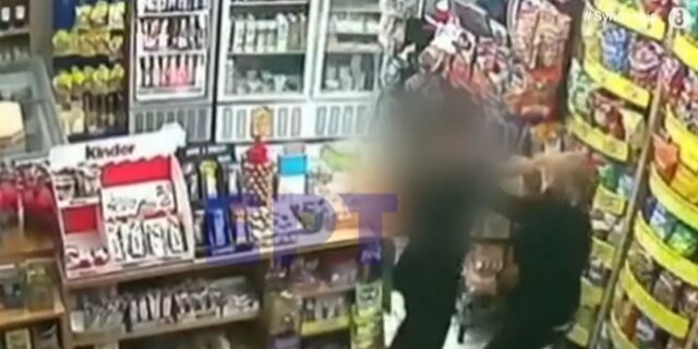 Χολαργός: Ιδιοκτήτρια μίνι μάρκετ πάλεψε με θρασύτατο ληστή – Βίντεο ντοκουμέντο