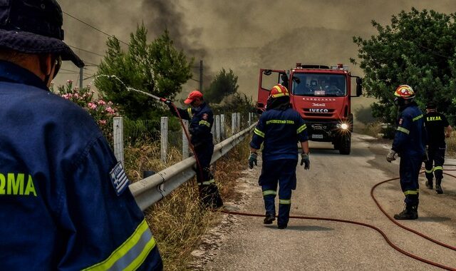 Σε κατάσταση έκτακτης ανάγκης ο Δήμος Λουτρακίου για 6 μήνες – Μαίνεται η φωτιά στην περιοχή