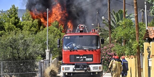 Μαίνεται η φωτιά στο Λουτράκι: Στις φλόγες σπίτια, επιχειρούν και δυνάμεις του Στρατού