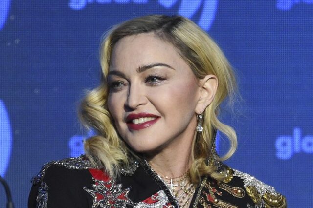 Madonna: Οι νέες φωτογραφίες μετά τη νοσηλεία της – Ποζάρει με λούτρινο και λέει “ευχαριστώ”