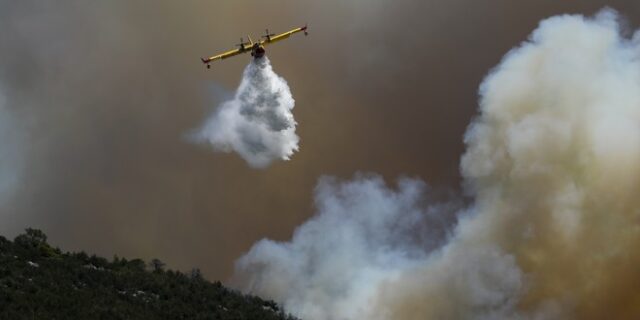 Φωτιές: Υπό έλεγχο η αναζωπύρωση στη Μάνδρα