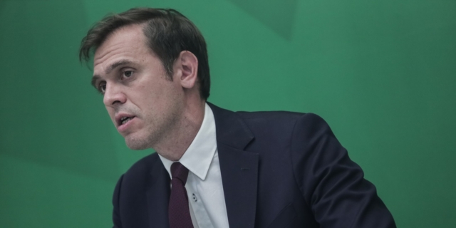 Μάντζος: Χρειάστηκε μια πραγματική εκατόμβη νεκρών για να αλλάξει στάση η κυβέρνηση για τη Γάζα