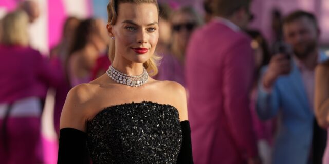 Barbie πρεμιέρα: Η σέξι Margot Robbie, η ερώτηση για τη Harley Quinn και η σχεδόν γυμνή Dua Lipa