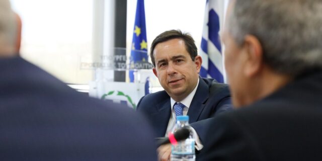 Τα μπάνια του Μηταράκη και η κυβερνητική υποκρισία