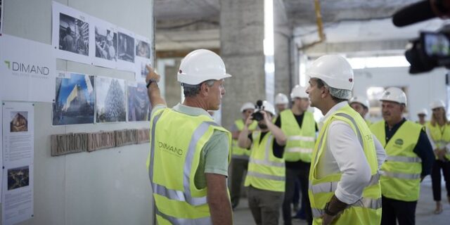 Επίσκεψη Μητσοτάκη στο υπό ανακατασκευή κτίριο του Μινιόν