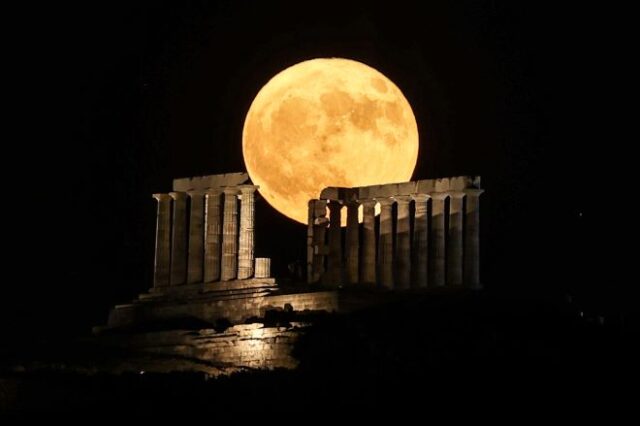 Πανσέληνος Ιουλίου 2023: Εντυπωσιακές εικόνες από το “Φεγγάρι του Ελαφιού”