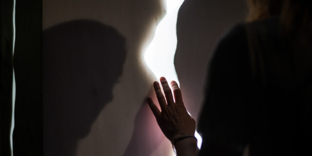 Through Rupture Comes The Flow: Ένα ενδιαφέρον γλυπτικό έργο για την αξία της “ρωγμής”