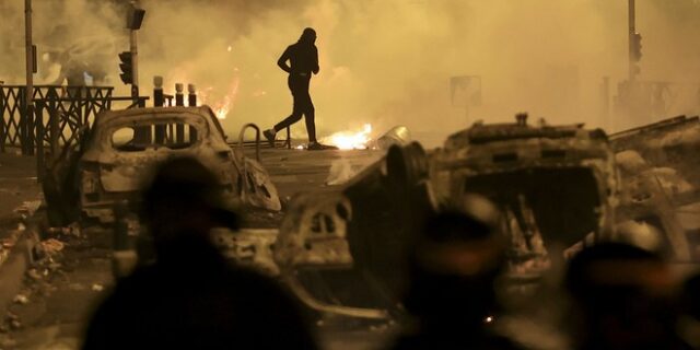 Ταραχές στη Γαλλία: “Η κορύφωση της βίας έχει περάσει” λέει ο Μακρόν – Συνάντηση με 220 δημάρχους