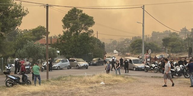 Το NEWS 24/7 στη Μάνδρα: Στις φλόγες σπίτια στη Νέα Ζωή – Συγκλονιστικά βίντεο