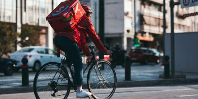 Το efood λαμβάνει έκτακτα μέτρα για τον επικείμενο καύσωνα, για την ασφάλεια των διανομέων του