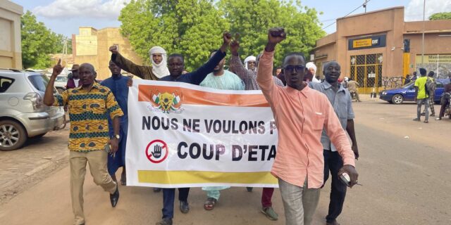 Στρατιωτικό πραξικόπημα στον Νίγηρα: Ανετράπη ο πρόεδρος Μπαζούμ – Διαδηλώσεις σε όλη τη χώρα