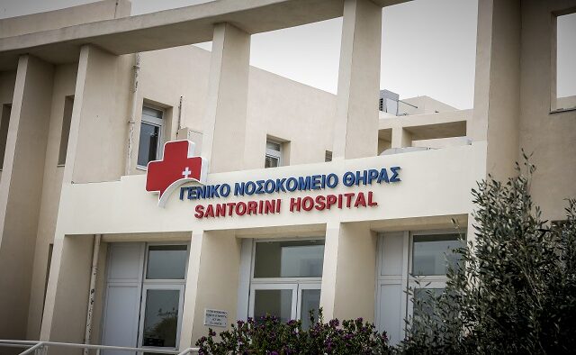 Le Monde: “Έλλειψη ιατρικού προσωπικού και ασθενοφόρων στα ελληνικά νησιά”