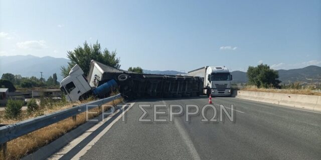 Σέρρες: Ανετράπη νταλίκα στην Εγνατία Οδό – Τραυματίστηκε ο οδηγός, προβλήματα στην κυκλοφορία