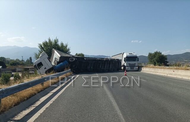 Σέρρες: Ανετράπη νταλίκα στην Εγνατία Οδό – Τραυματίστηκε ο οδηγός, προβλήματα στην κυκλοφορία