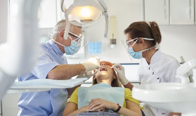 Οδοντιατρική κρίση στη Βρετανία – Πολίτες αναγκάζονται να βγάζουν μόνοι τους τα δόντια τους