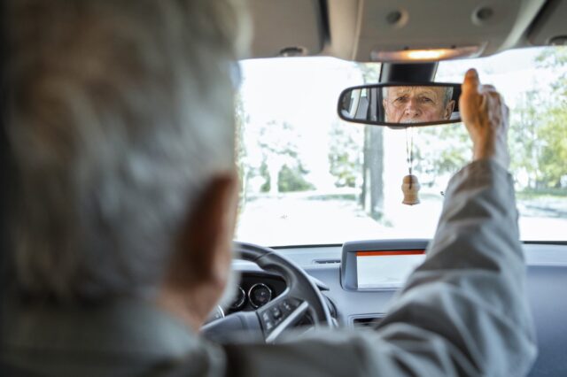 Ageism ή ανάγκη; Τι θέλει να αλλάξει η Ευρώπη για τα διπλώματα οδήγησης μετά τα 70