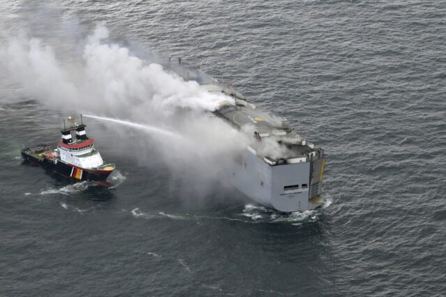 Ολλανδία: Σε εξέλιξη η ρυμούλκυση φορτηγού πλοίου που έπιασε φωτιά