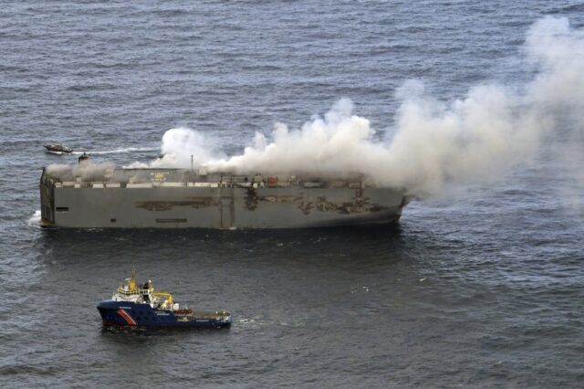 Ολλανδία: Φορτηγό πλοίο τυλίχθηκε στις φλόγες – Ένας νεκρός