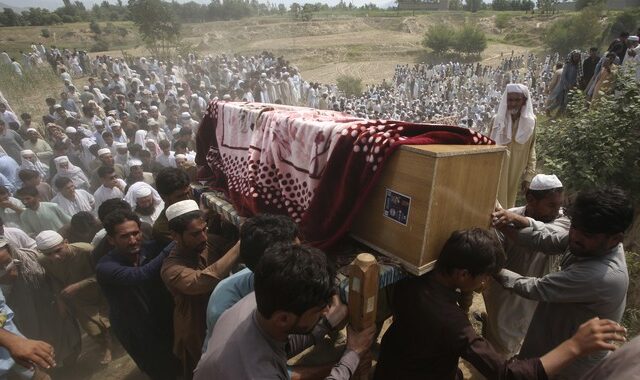 Πακιστάν: Το Ισλαμικό Κράτος ανέλαβε την ευθύνη για τη βομβιστική επίθεση – Στους 54 οι νεκροί