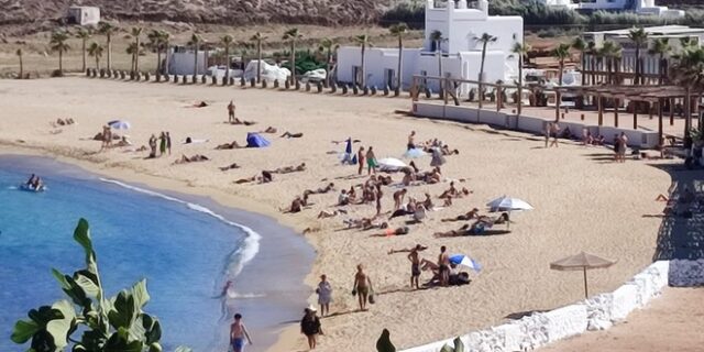 Μύκονος: Έφυγε ο φράχτης από τον Πάνορμο και θυμίζει τη δεκαετία του ’80