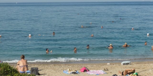 Αττική: Σε ποιες παραλίες απαγορεύεται φέτος η κολύμβηση