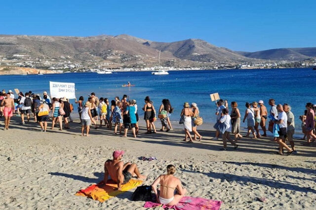 Πάρος: Οργή λαού για τις παράνομες ξαπλώστρες – “Ελεύθερες παραλίες για όλους”
