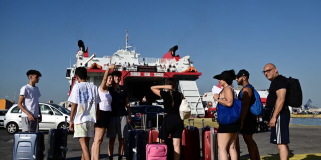 Εγκαταλείπουν την Αθήνα οι πρώτοι αδειούχοι του Αυγούστου – Κίνηση σε διόδια και λιμάνια