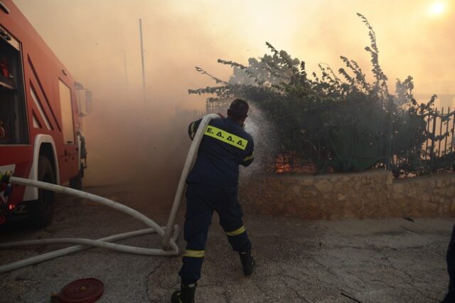 Φωτιές: Τρεις εθελοντές πυροσβέστες τραυματίστηκαν στον Σαρωνικό