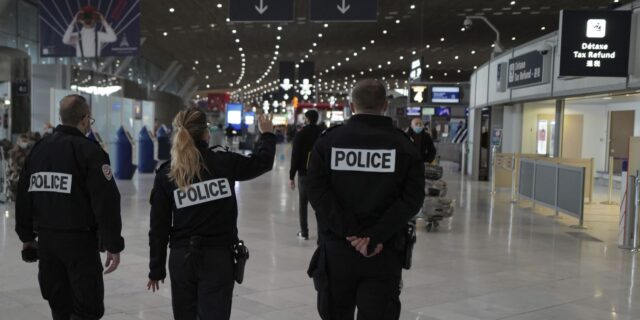 Γαλλία: Περουβιανή ύποπτη για διακίνηση ναρκωτικών πυροβόλησε και τραυμάτισε τελωνειακή υπάλληλο