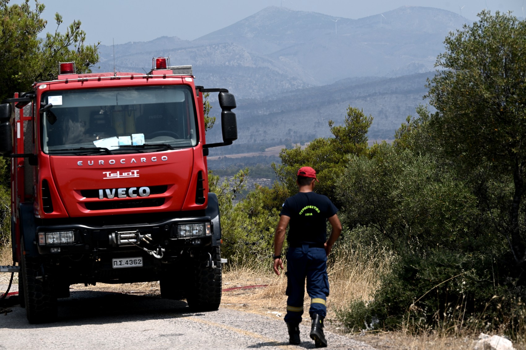 Φωτιά στα Καλύβια: Καίει χαμηλή βλάστηση - Μεγάλη κινητοποίηση της Πυροσβεστικής