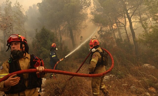 Εντολή εκκένωσης τεσσάρων οικισμών στην Καβάλα – Τραυματίστηκαν δύο πυροσβέστες