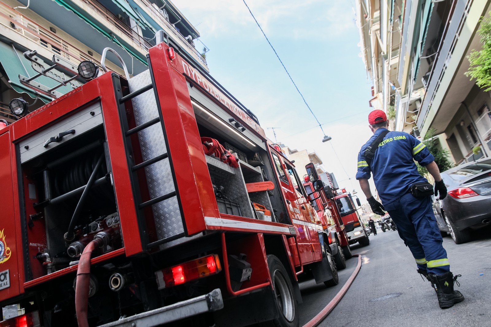 Χωρίς τις αισθήσεις της γυναίκα σε ακάλυπτο πολυκατοικίας στη Μιχαλακοπούλου – Έπεσε από τον 5ο