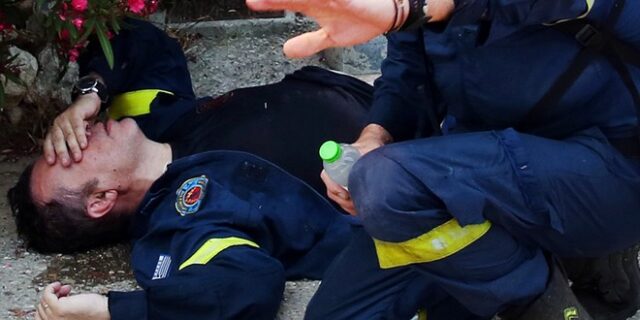 Φωτιά στη Νέα Πέραμο: Πυροσβέστης λιποθύμησε από την εξάντληση και την αποπνικτική ατμόσφαιρα