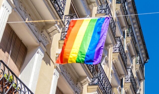 Πάρος: Έκλεψαν rainbow σημαία από γκέι μπαρ και την έκαψαν στην πλατεία
