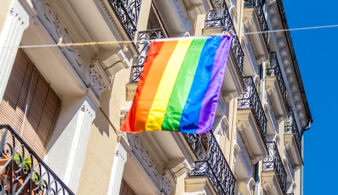 Πάρος: Έκλεψαν rainbow σημαία από γκέι μπαρ και την έκαψαν στην πλατεία